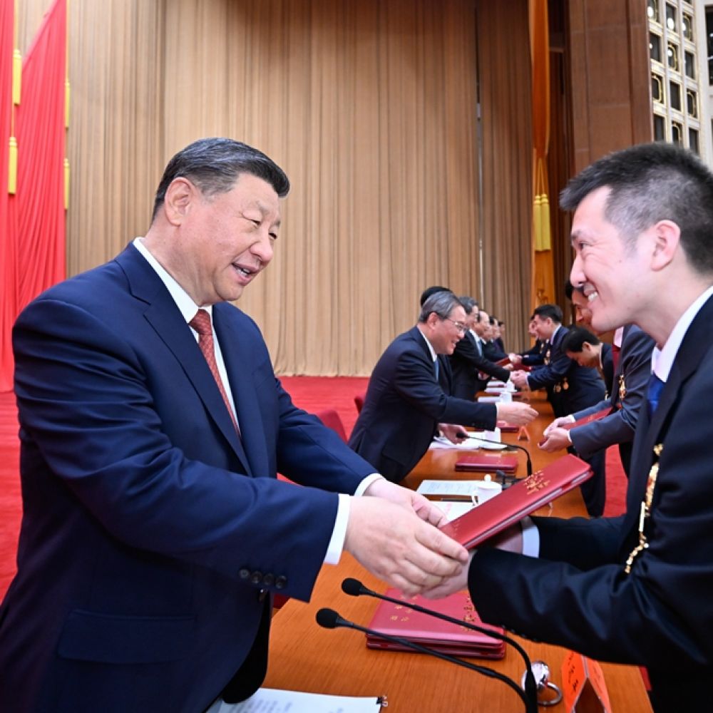 庆祝中华全国总工会成立100周年暨全国劳动模范和先进工作者表彰大会隆重举行 习近平发表重要讲话