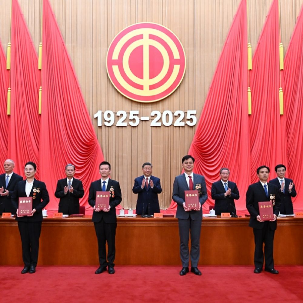 庆祝中华全国总工会成立100周年暨全国劳动模范和先进工作者表彰大会隆重举行 习近平发表重要讲话