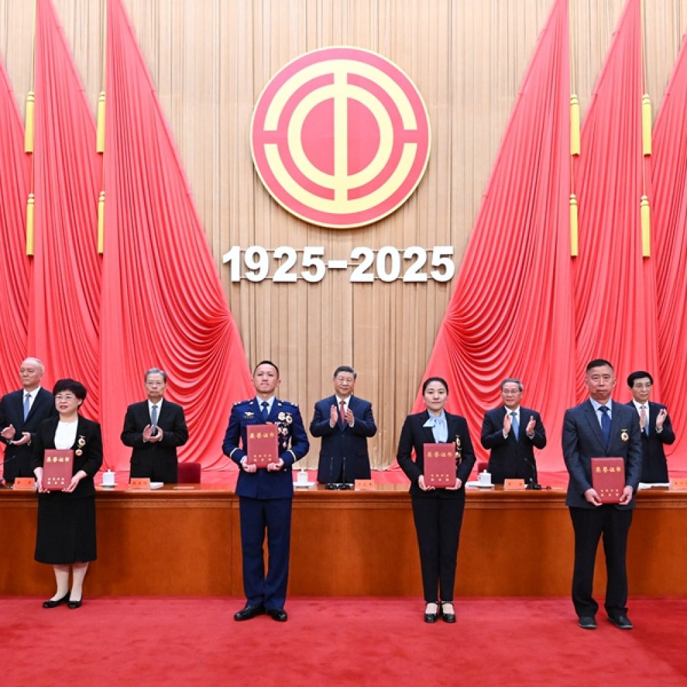 庆祝中华全国总工会成立100周年暨全国劳动模范和先进工作者表彰大会隆重举行 习近平发表重要讲话