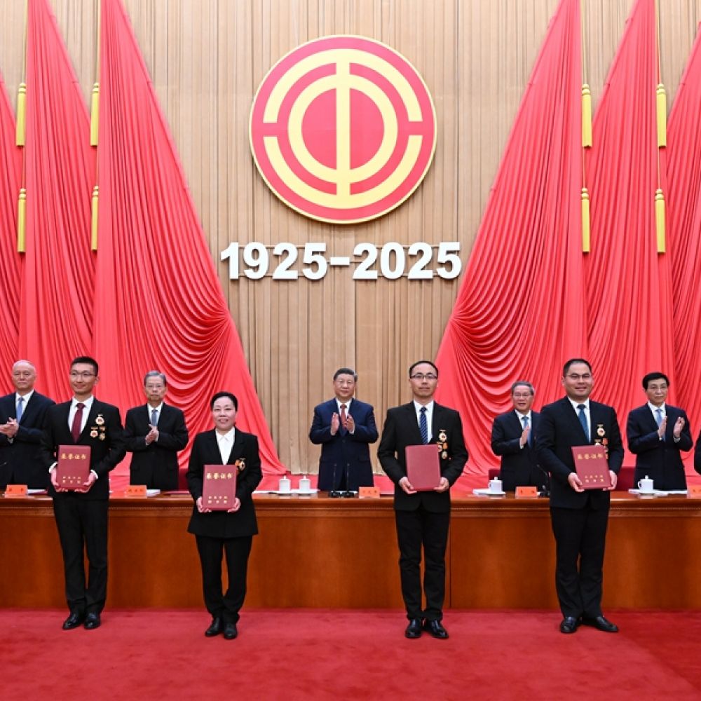 庆祝中华全国总工会成立100周年暨全国劳动模范和先进工作者表彰大会隆重举行 习近平发表重要讲话