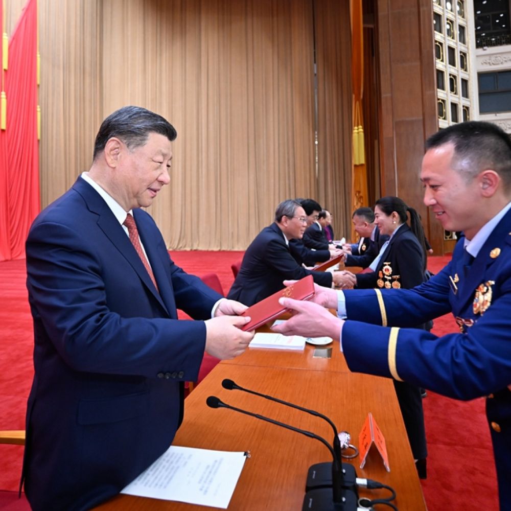 庆祝中华全国总工会成立100周年暨全国劳动模范和先进工作者表彰大会隆重举行 习近平发表重要讲话