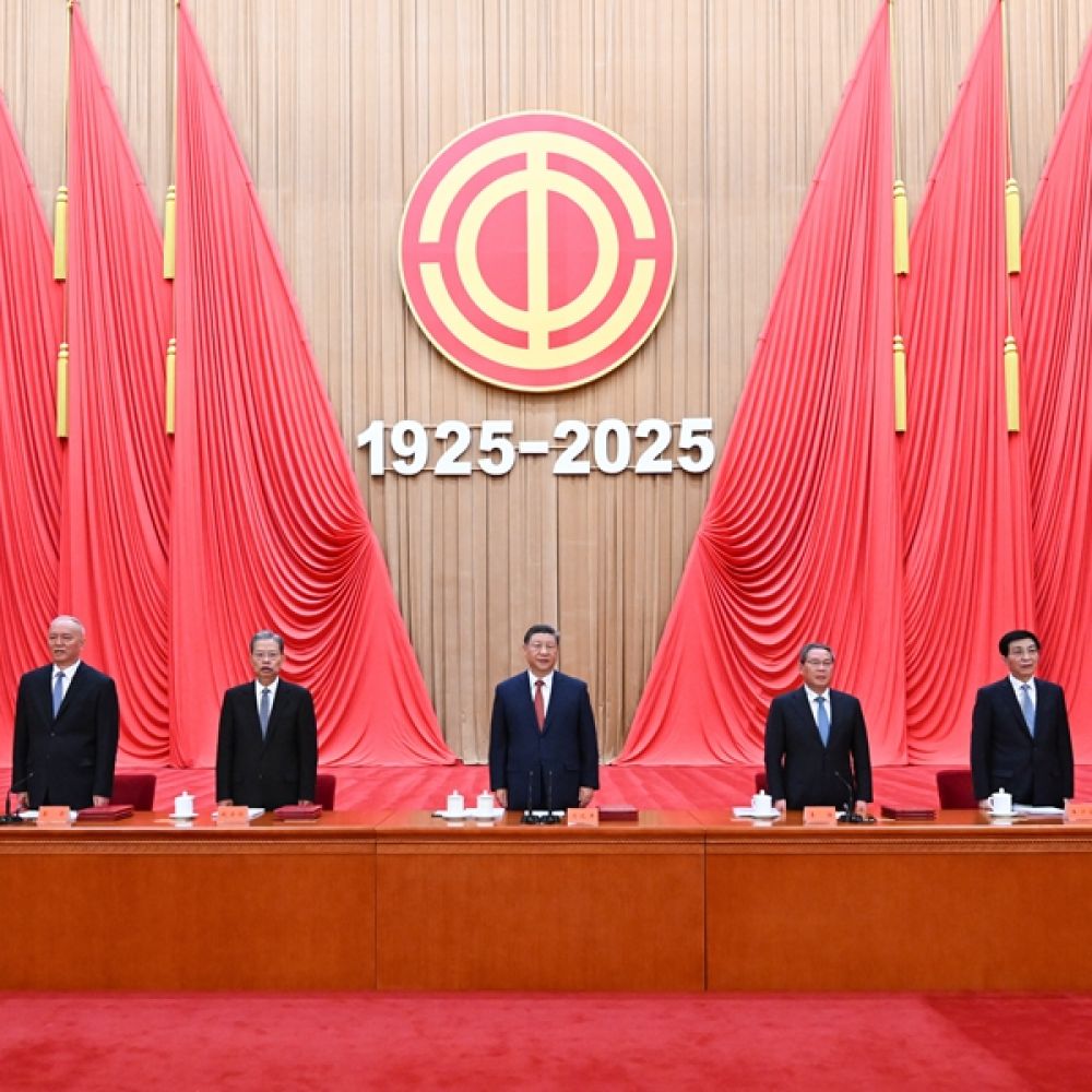 庆祝中华全国总工会成立100周年暨全国劳动模范和先进工作者表彰大会隆重举行 习近平发表重要讲话