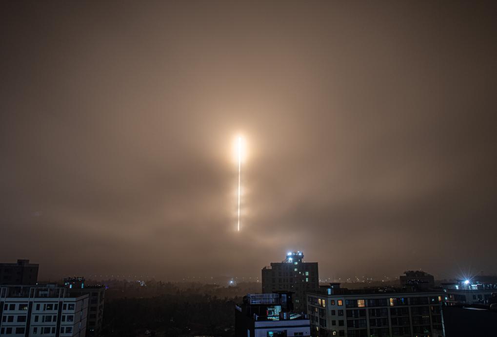 是谁？点燃巨大的火柴照亮了夜空！