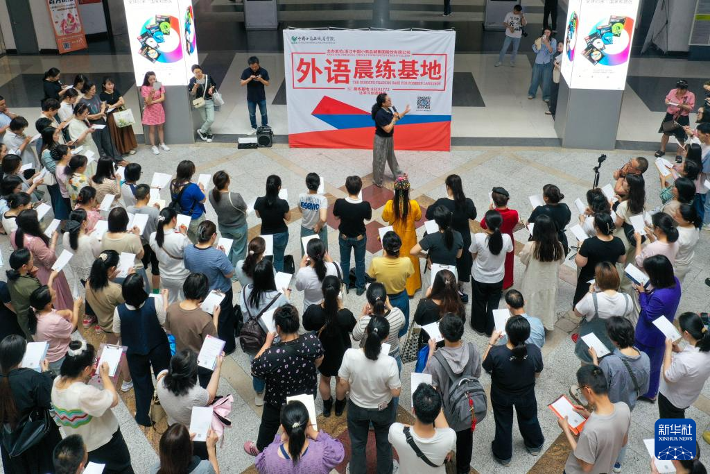 新时代中国调研行之文化中华｜在浙江义乌和商户们上一场“早八”外语课