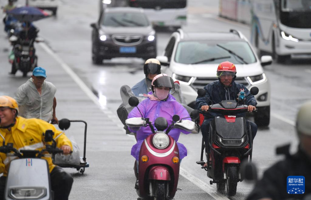 海南继续发布台风三级预警